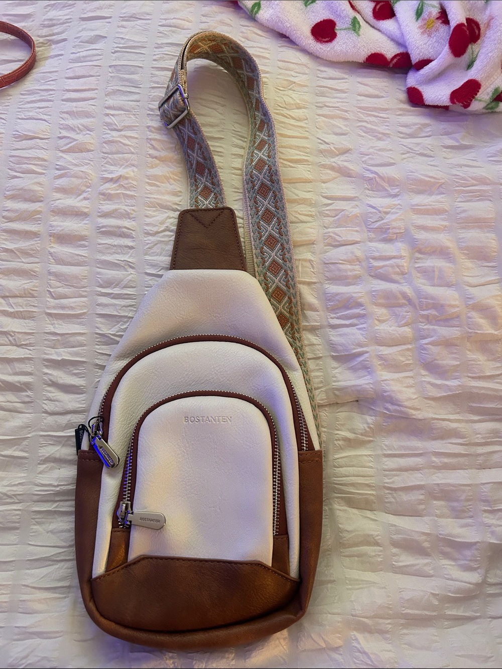 Bostanten Two-Tone Leather Sling Bag in Cream & Brown